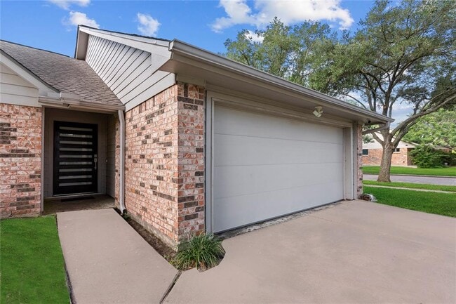 Building Photo - 22435 Elsinore Dr