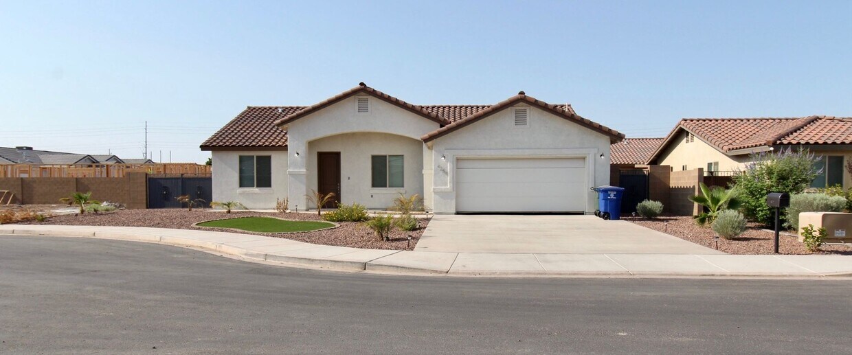 Foto principal - 3 bedroom home in the Yuma Valley