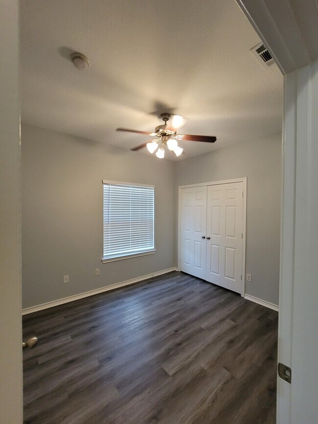 Foto del edificio - MOVE IN READY!!!!  DUPLEX IN BURLESON 2/2/1