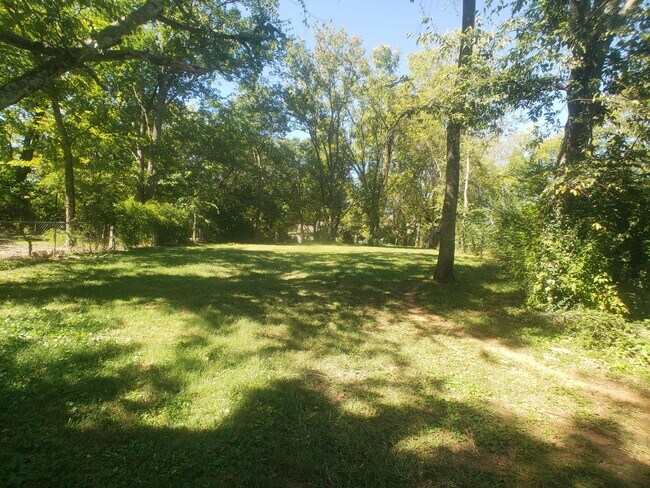 Building Photo - 605 Kingwood Dr