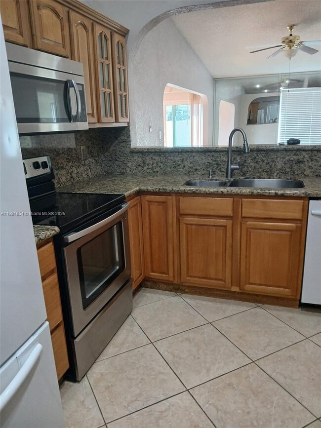 Foto del edificio - 5550 Lakewood Cir S