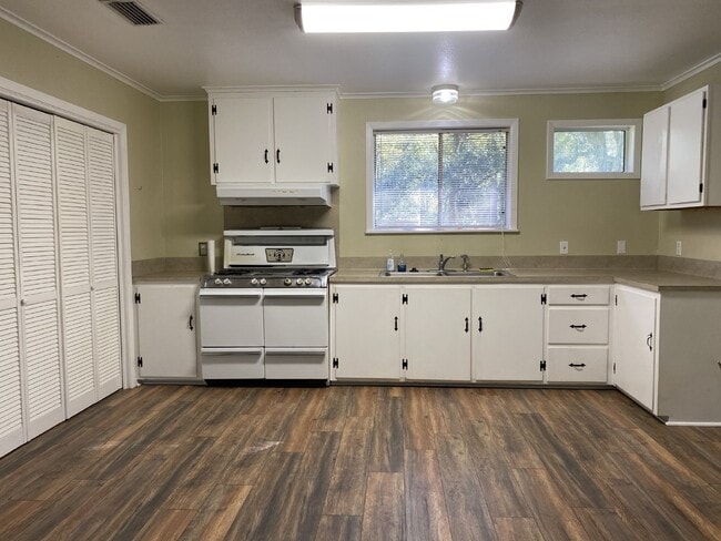 Building Photo - Charming 2 Bedroom Rental with Wood Floors in Port Allen!