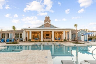 Building Photo - Crowne at 170