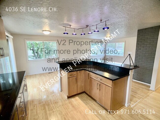 Building Photo - Beautiful Home $2,795 | Spacious Fenced Ba...