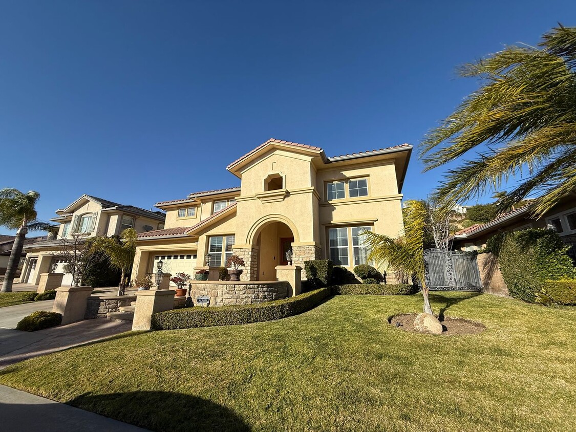 Primary Photo - 5 bed, 4 1/2 bath pool home in gated commu...