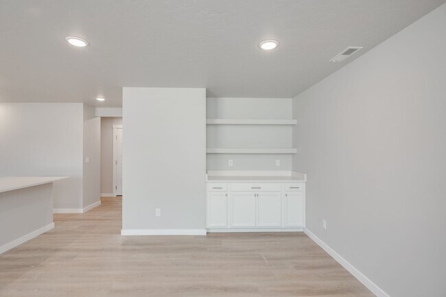 Building Photo - Now Leasing! Great Location, Community, Qu...