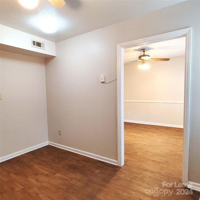 Foto del edificio - 7901 Lake House Ln