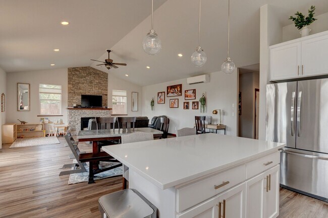 Foto del edificio - Newer construction 3 Bed 2 Bath Rambler home.