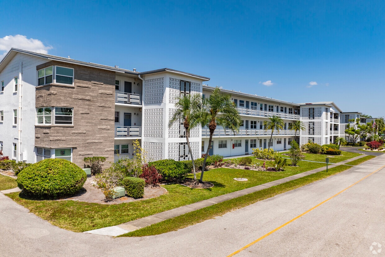 Primary Photo - Town Apartments North