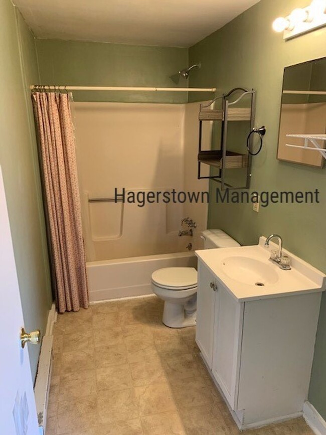 Foto del edificio - Farmhouse in Quiet Setting 2Bd, 1 Ba