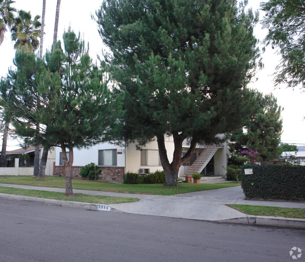side view. tree obstruction - 5554 Riverton Ave