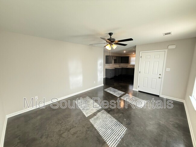 Building Photo - 2860 Nathan Ave