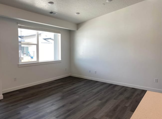 Building Photo - 462 W 40 S