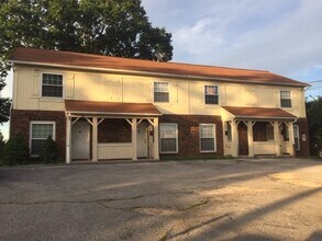 Building Photo - 121 Oakwood Rd