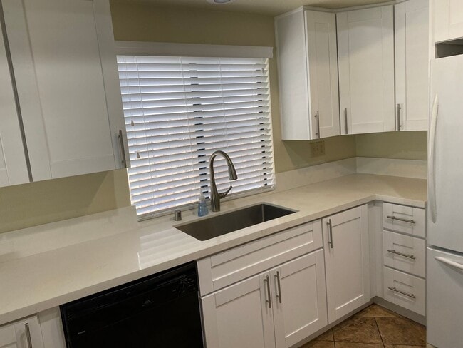 Building Photo - 3 Bed 2.5 House w/ 2 Car Garage in Prime Eastlake Location