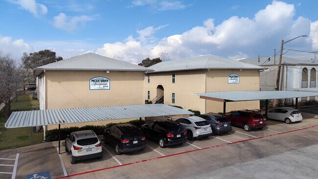 Exterior en W. Hickory St. - Pecan Grove Apartments