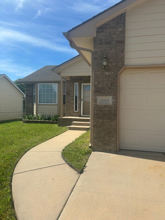 Primary Photo - 3 Bedroom Home with Finished Basement - Cl...