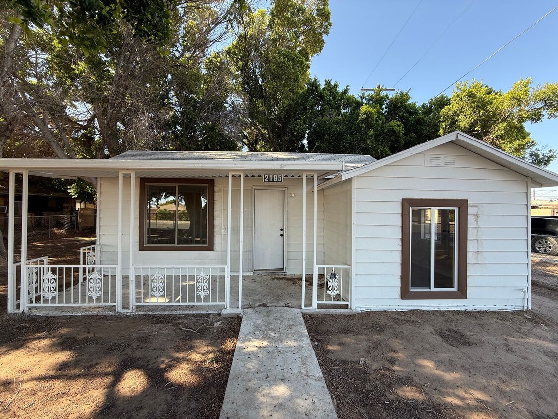 Foto principal - 3 Bedroom Home near Downtown Yuma!