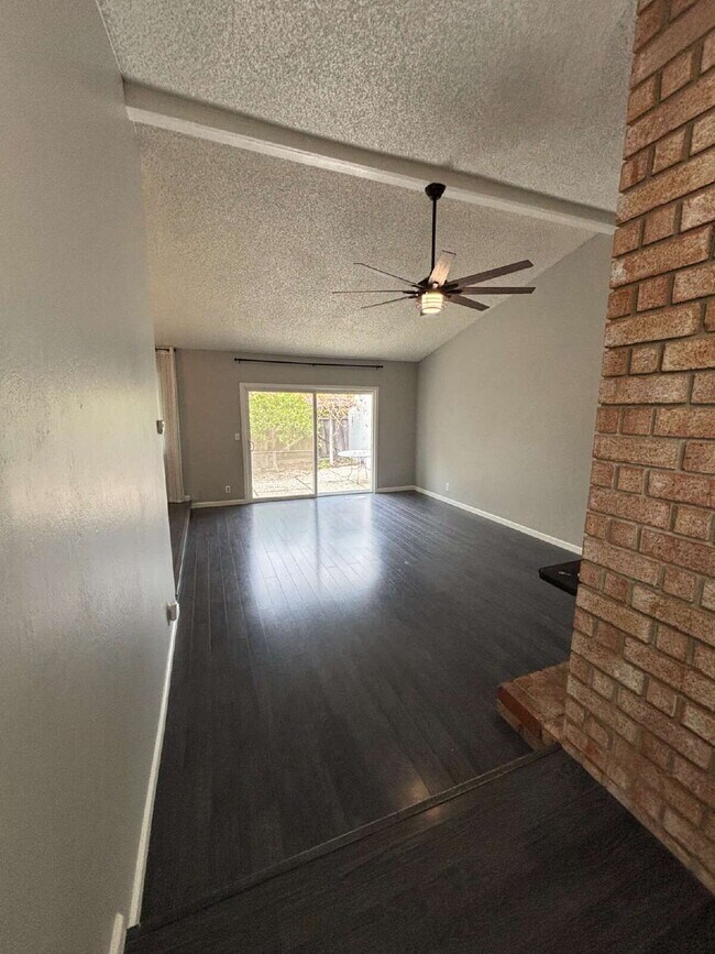 Foto del edificio - "Charming Concord Retreat: 3-Bedroom Gem with Granite Accents & Cozy Fireplace"