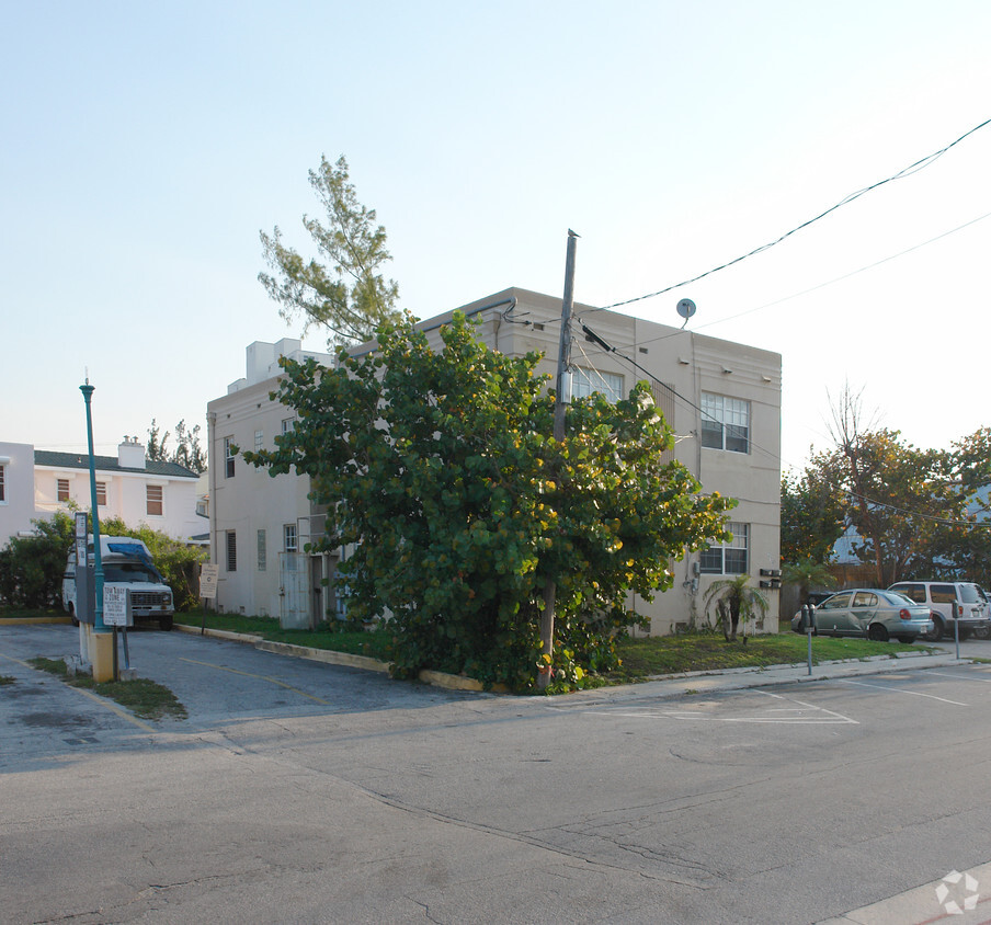 Building Photo - 319 Tyler St