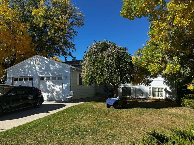 Building Photo - AVAILABLE NOW! Newly refreshed duplex in A...
