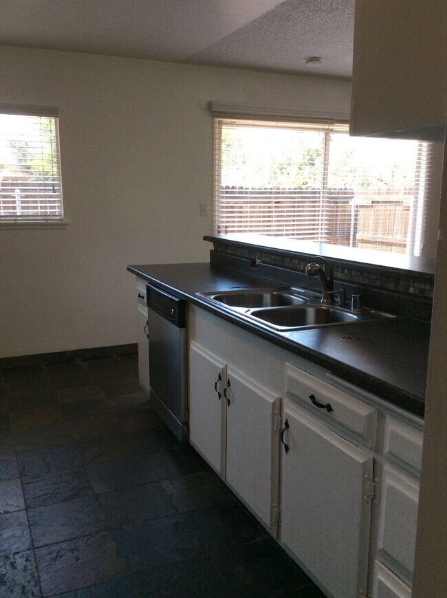 Foto del edificio - 4171 Mt Vernon Ave