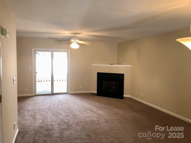 Foto del edificio - 7667 Bluff Point Ln