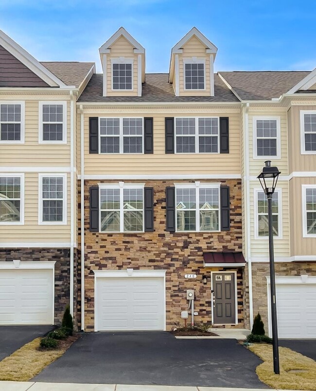 Building Photo - 240 Sullivan Ln