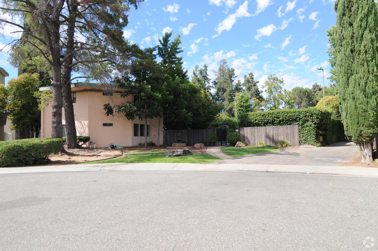 Primary Photo - 5911 Newman Ct