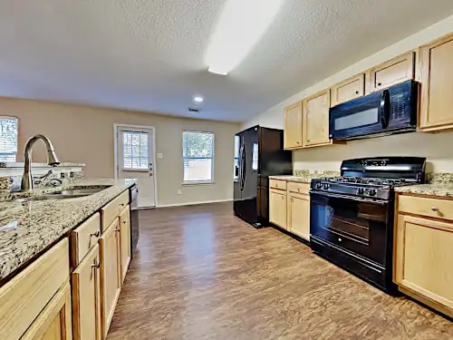 Building Photo - 9201 Shaded Pines Dr