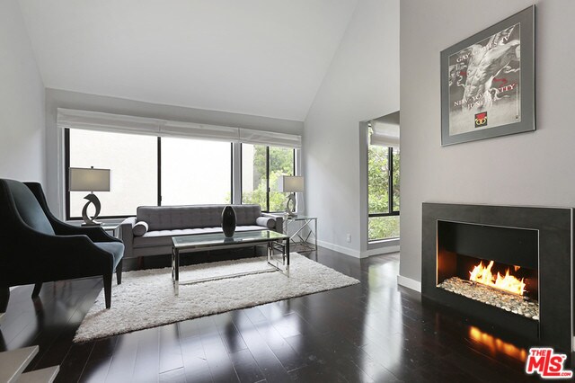 Building Photo - 950 N Kings Rd