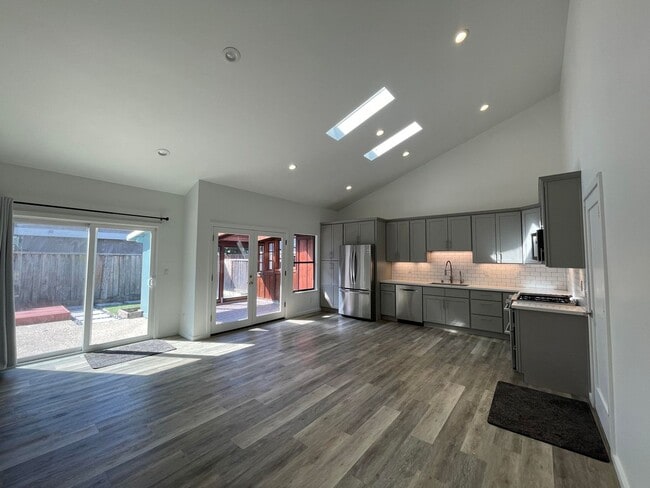 Building Photo - Ready Now! Charming 1-Bedroom Townhouse in...
