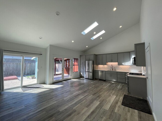 Foto del edificio - Ready Now! Charming 1-Bedroom Townhouse in...