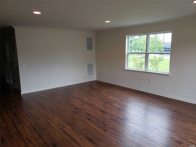 Building Photo - 725 Eastview Dr