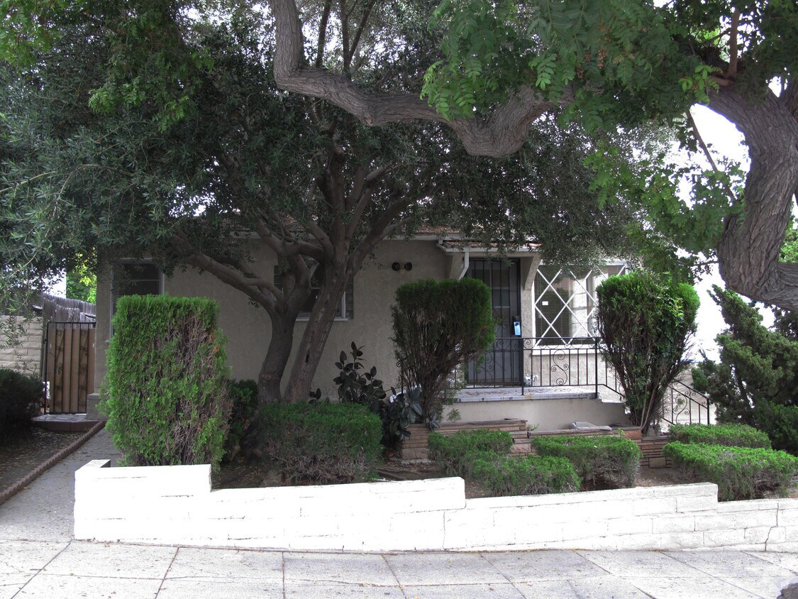 Foto del edificio - 1136-40 1/2 W. 10th St.