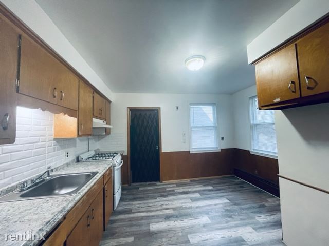Building Photo - 2 br, 1 bath Duplex - 5204 Beaconsfield St...