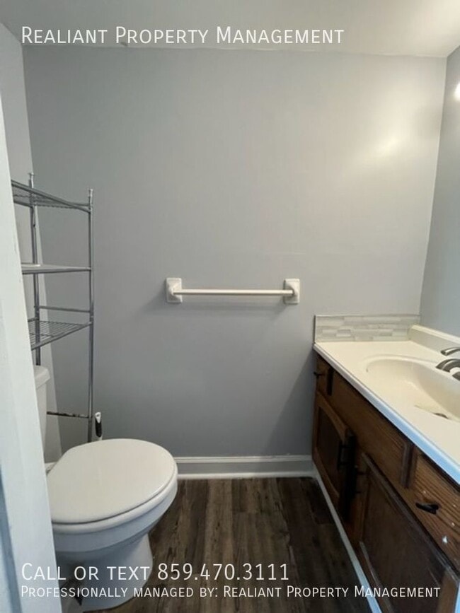 Building Photo - 2 bed, 1.5 bath all electric townhome loca...