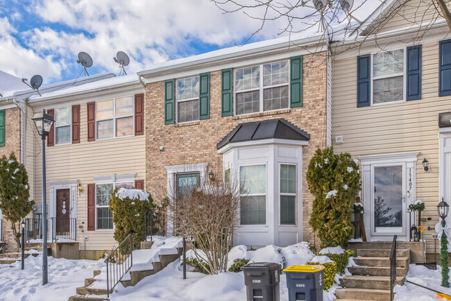 Building Photo - Beautiful 3-Level Townhome in Brandywine! ...