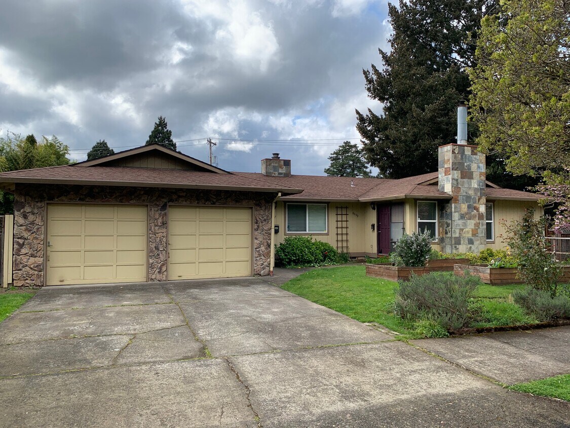 Foto principal - 8057 N Burlington Ave