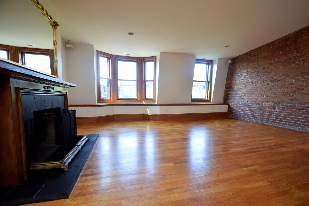 Primary Photo - 17 Holyoke St