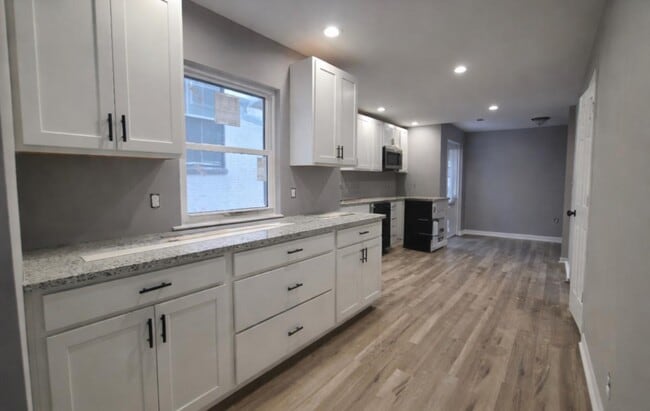 Building Photo - 308 King St