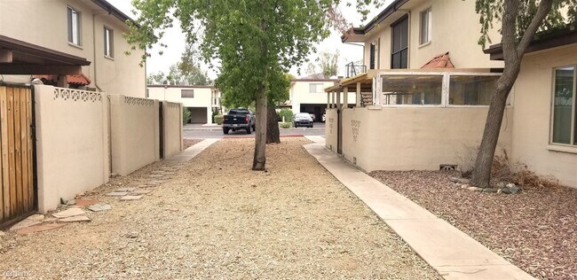 Building Photo - 3 br, 2 bath Townhome - 821 E Joan D Arc Ave