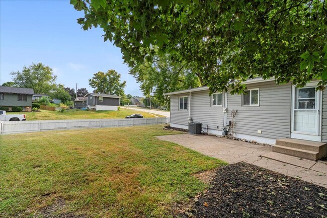 Building Photo - 4 bed/2bath in Bettendorf, IA