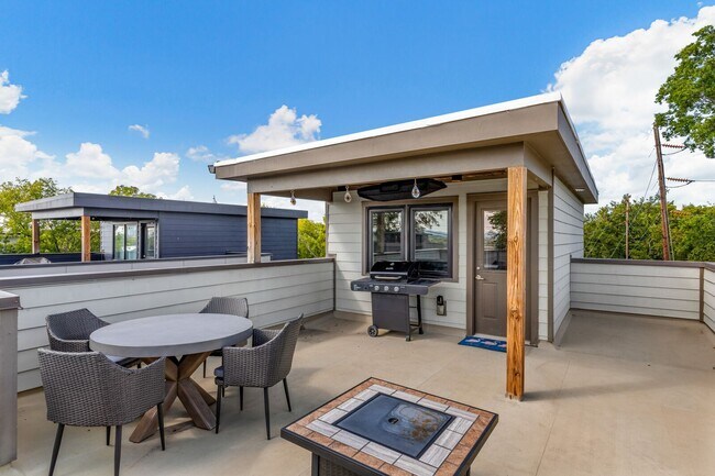 Foto del edificio - 3 Bed, 3 Bath Home w/ 2 Car Garage and Roo...
