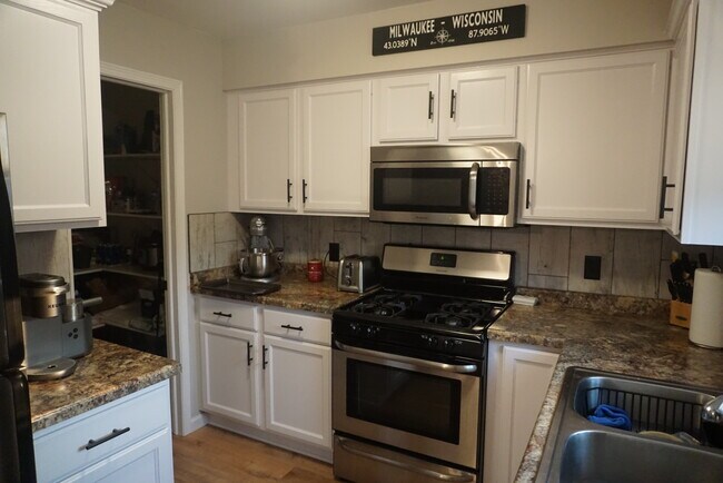 Large, walk-in pantry - 2122 N Hubbard St