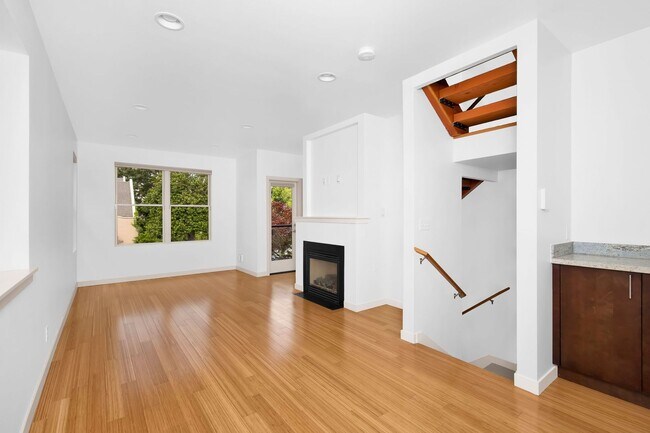 Foto del edificio - Stunning Townhome in the heart of Columbia...