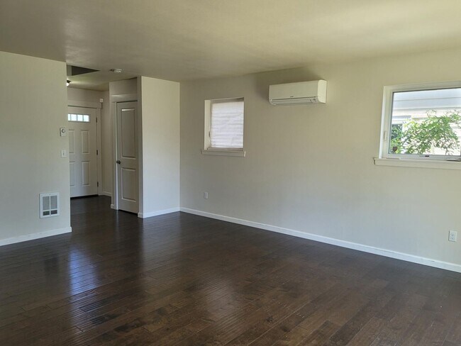 Building Photo - 3 Bedroom Home in Convenient Bremerton Loc...