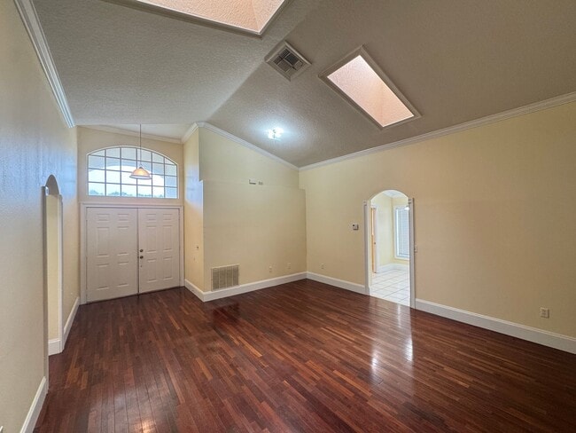 Building Photo - 3 Bedroom/2 Bathroom Beautiful Home in Kissimmee Hardwood floors