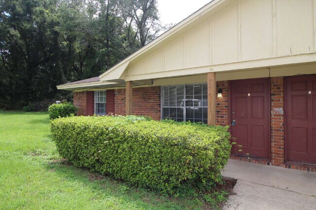 Foto del edificio - 2-Bedroom Duplex Near UWF – Tile Floors, G...