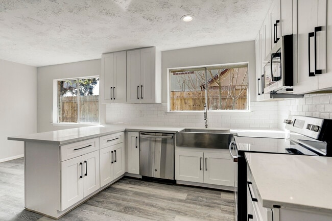 Building Photo - 2071 Delphi Ln